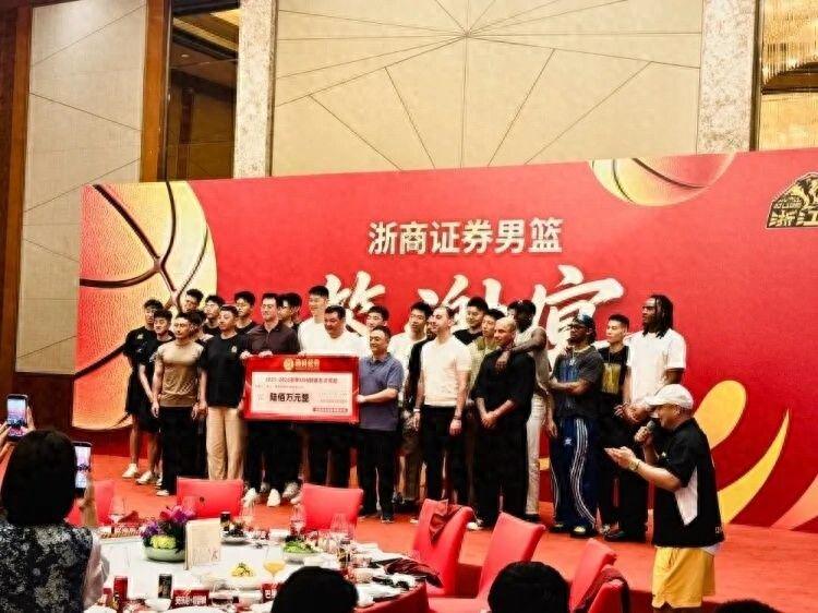 小威将搭档穆霍娃出战柏林女双