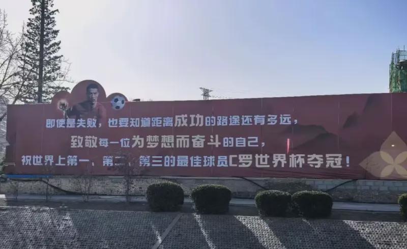 贝尔萨定妆照看向地面引争议，博主：因为他觉得自己不是模特