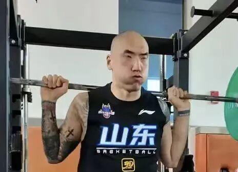 比尔·西蒙斯设想:勒布朗·詹姆斯可能推迟签约,到赛季中再签