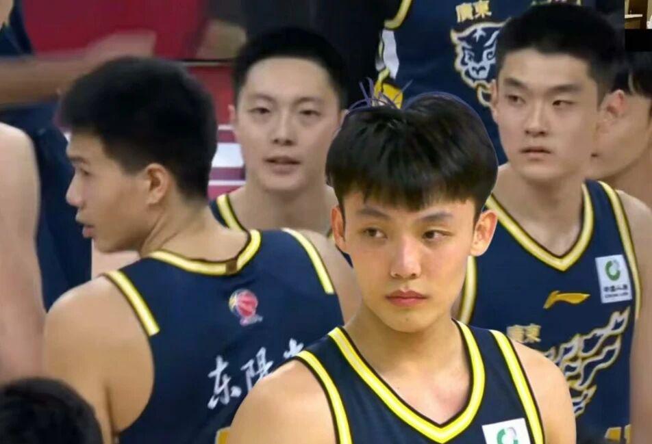 场均29+11问鼎得分王,季后赛淘汰乔丹,三年级的他比文班更出色