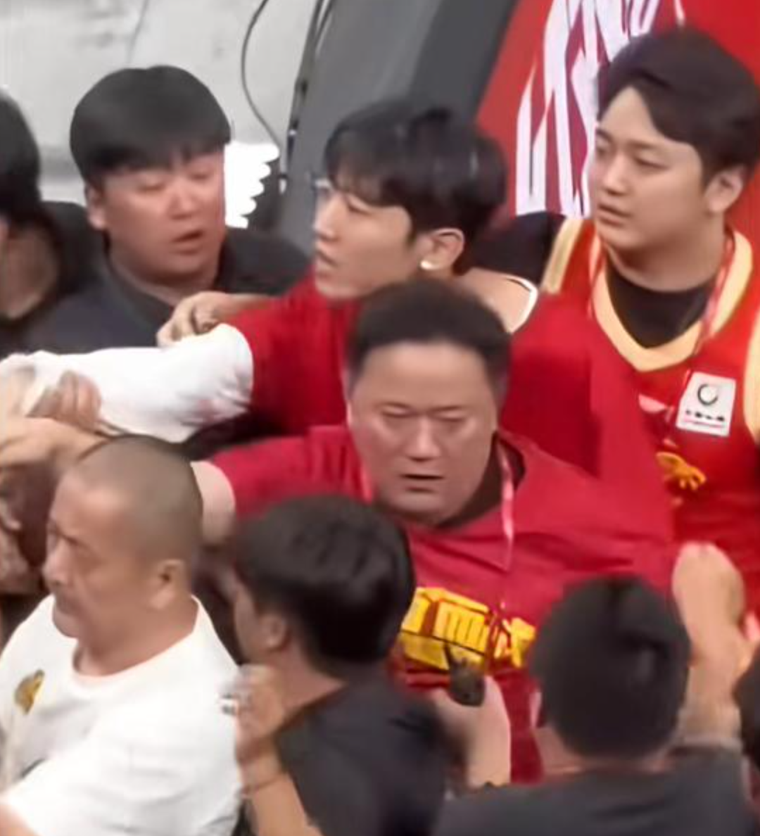 老詹争夺战继续!掘金加入马刺退出 高管:去丹佛搭档那人就对了