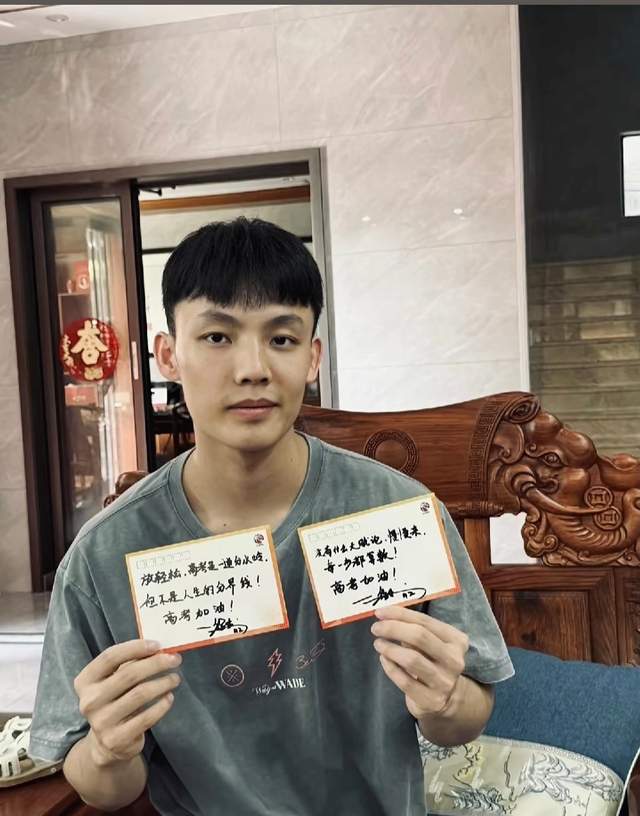 领先16分又白费！马刺好悬啊，尼克斯半场追到只差5分，文班9+9