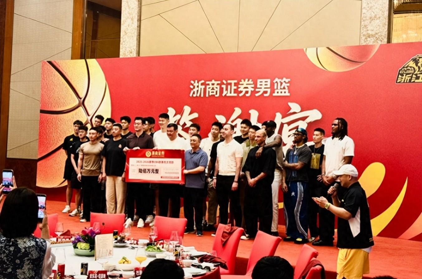 总决G5纽约现针对马刺球迷暴力