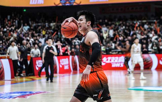大反扑!尼克斯落后16分又追上:布伦森轰16分,文班9分5盖帽