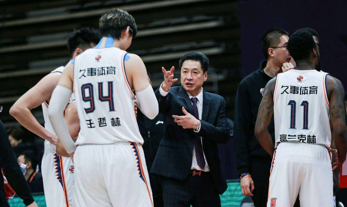 NBA球员齐聚青训营：朗多传授球商，欧文膝伤后首秀状态良好