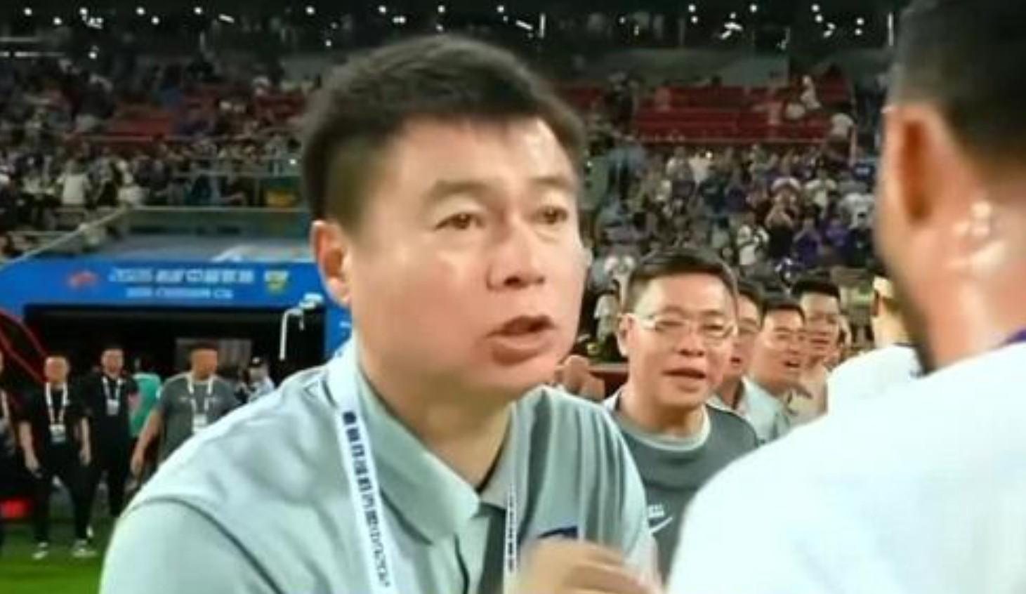 纽约尼克斯终结53年冠军荒,球迷狂欢点燃全城