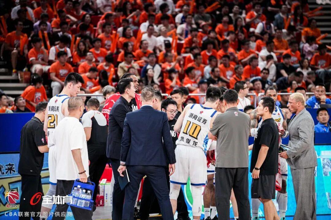 加盟尼克斯!直接宣布退役!生涯第二次错过总冠军