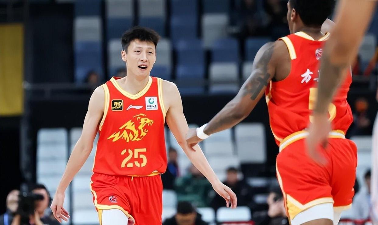 罗马诺：纽卡接近签下阿贾克斯18岁中场斯图尔，总价超2500万欧