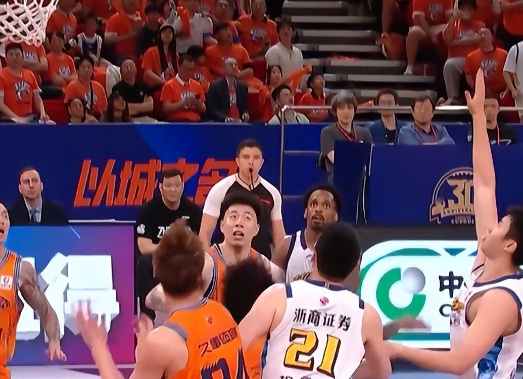 记者：费内巴切仍在和曼城谈阿克转会费，预计700万+150万镑
