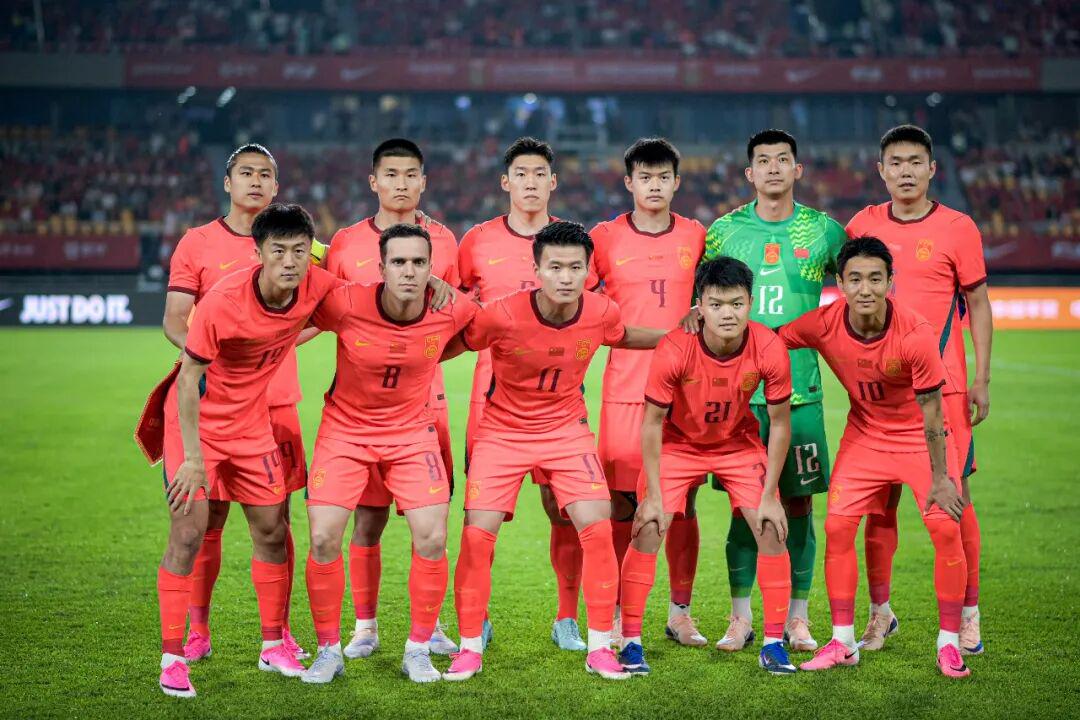 法国队终于要登场了!比赛前夕法国球迷齐聚纽约时代广场